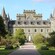 Un camino con bancos, flanqueado por elegantes jardines, que conduce al Castillo de Inveraray